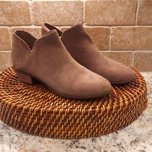 Crown & Ivy scalloped ankle bootie | 9 | fawn suede